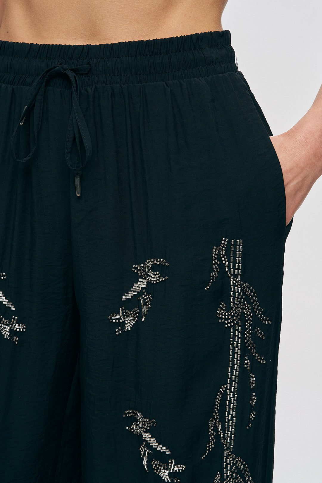 İşlemeli Siyah Geniş Paça Pantolon