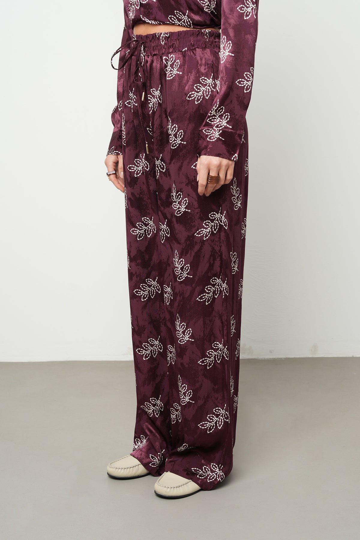 Bordo Yaprak Desenli Saten Palazzo Pantolon