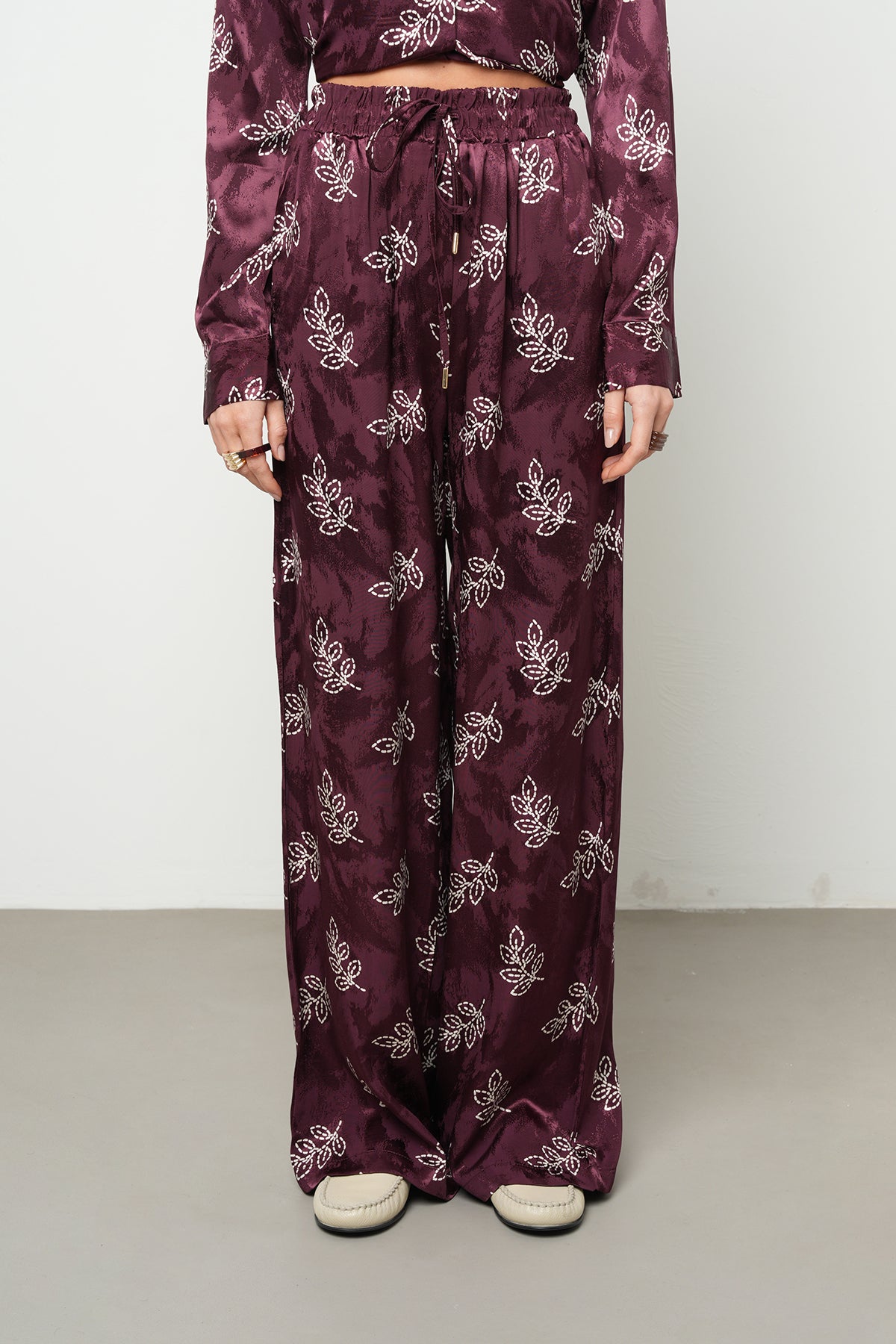 Bordo Yaprak Desenli Saten Palazzo Pantolon