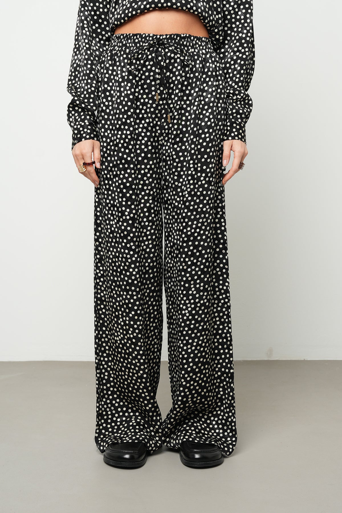 Siyah Puantiyeli Yüksek Bel Saten Pantolon