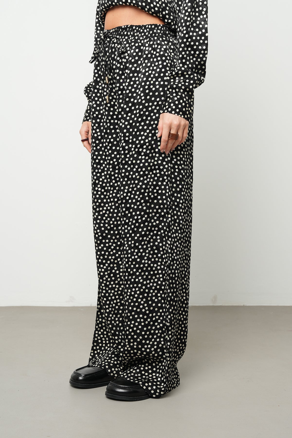 Siyah Puantiyeli Yüksek Bel Saten Pantolon