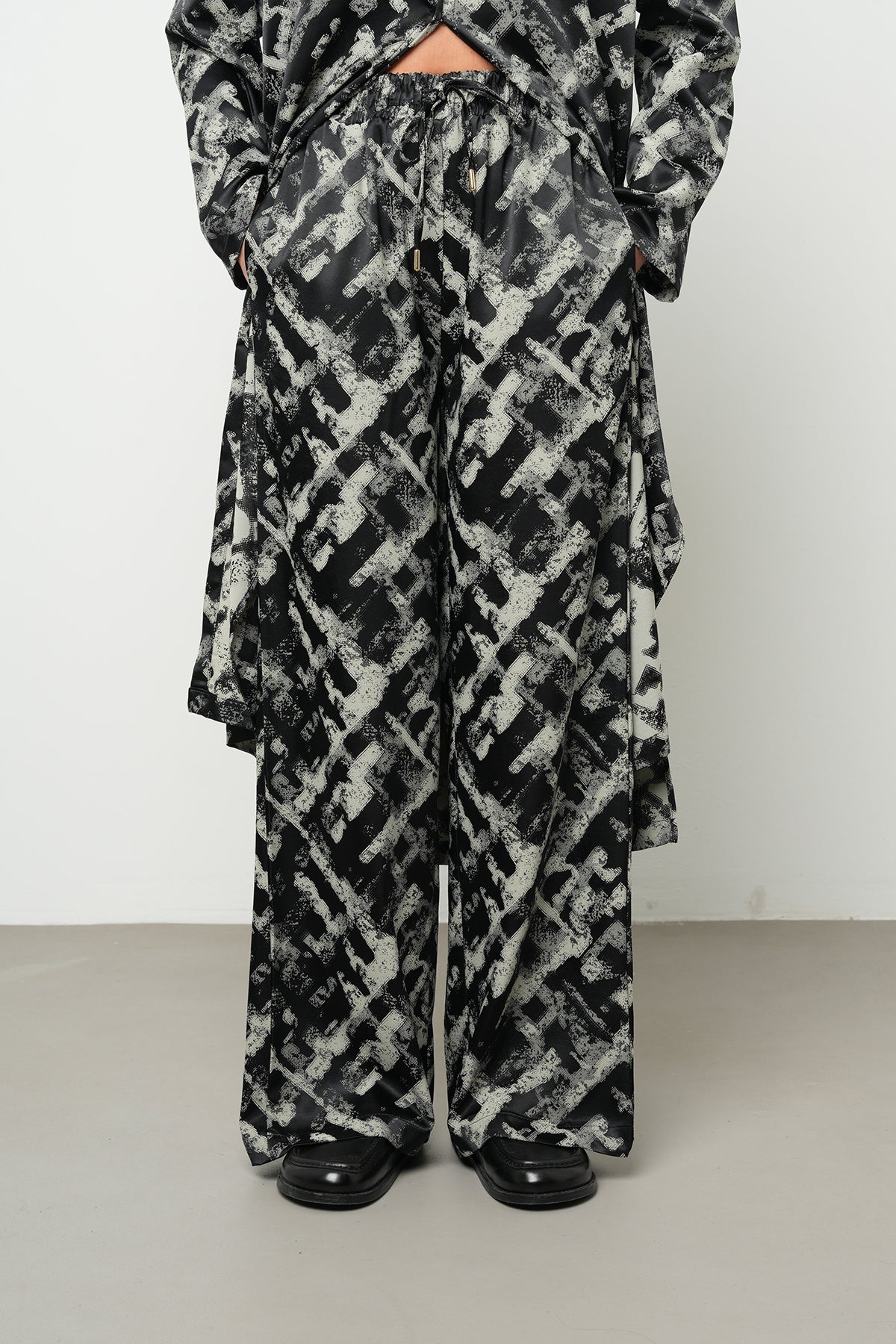 Orfeonegro Siyah Çizgi Desenli Palazzo Saten Pantolon