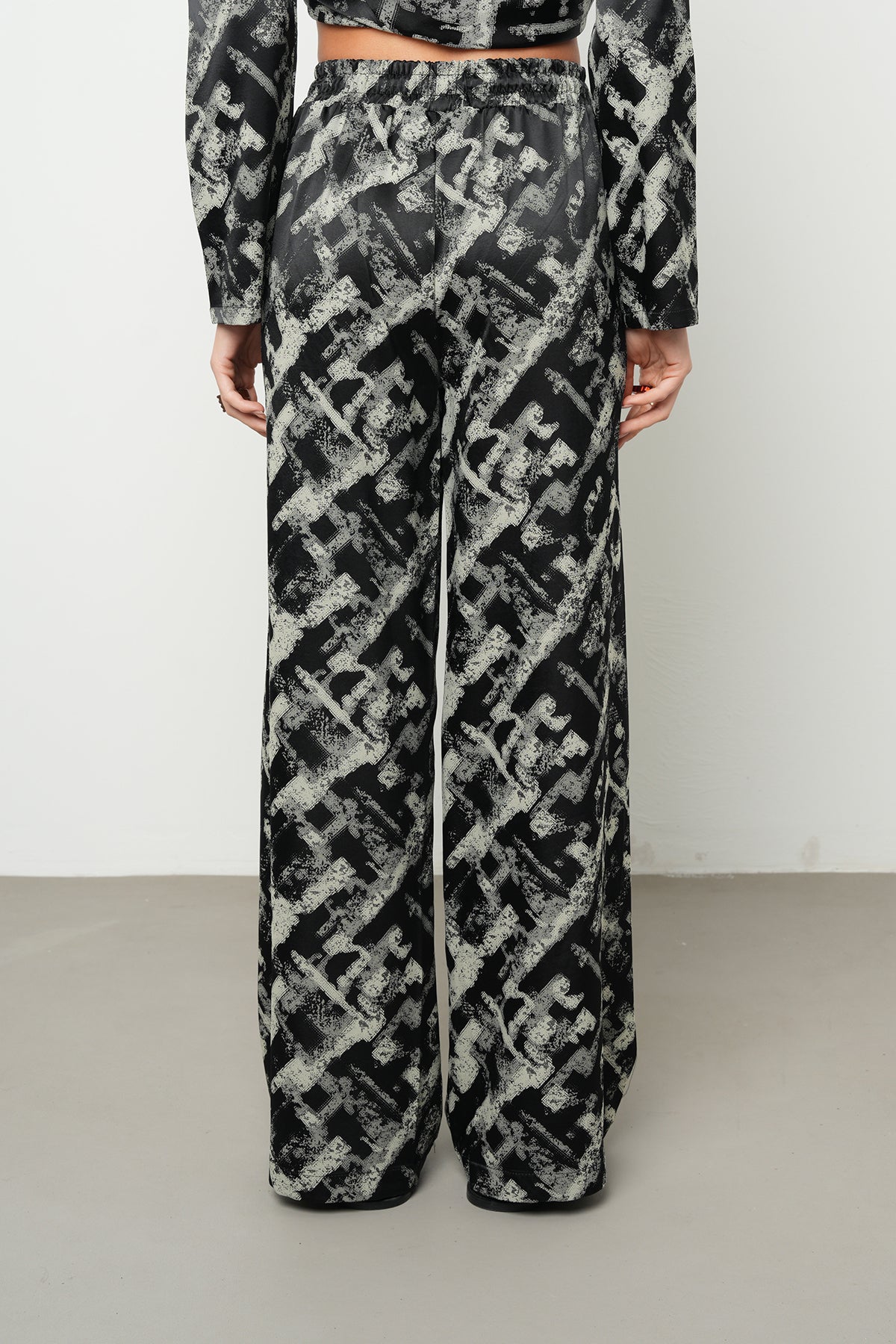 Orfeonegro Siyah Çizgi Desenli Palazzo Saten Pantolon