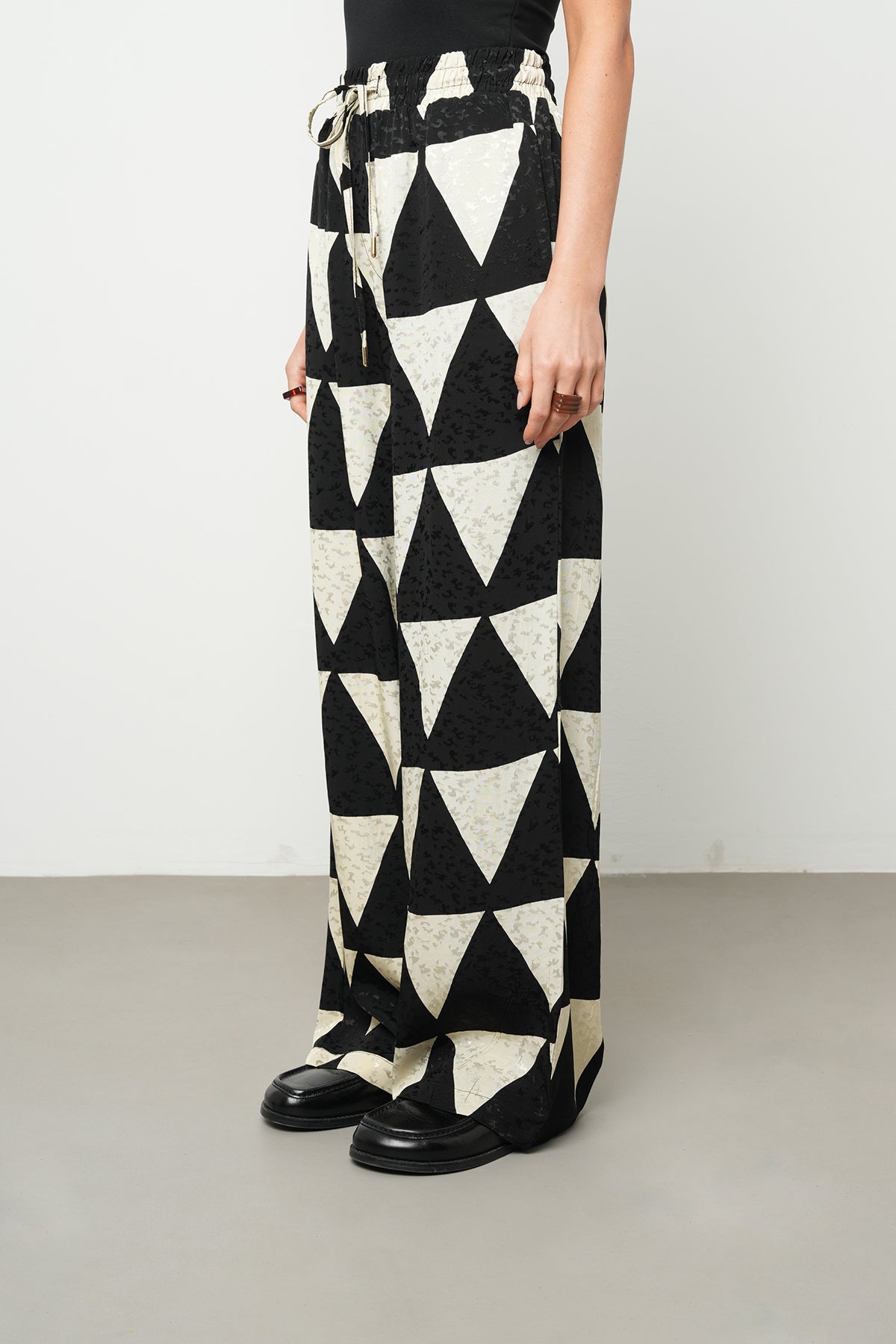 Orfeonegro Geometrik Üçgen Desenli Bol Paça Pantolon