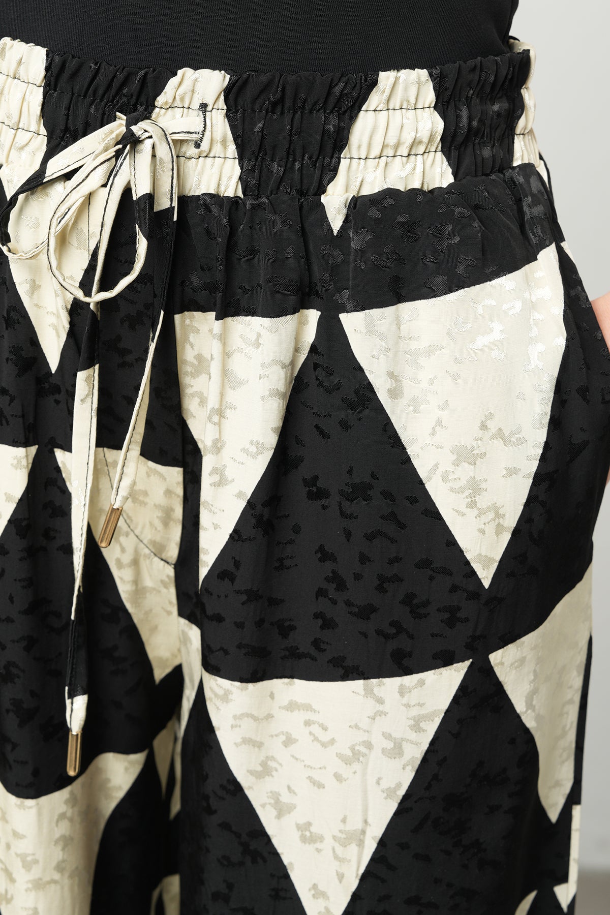 Orfeonegro Geometrik Üçgen Desenli Bol Paça Pantolon