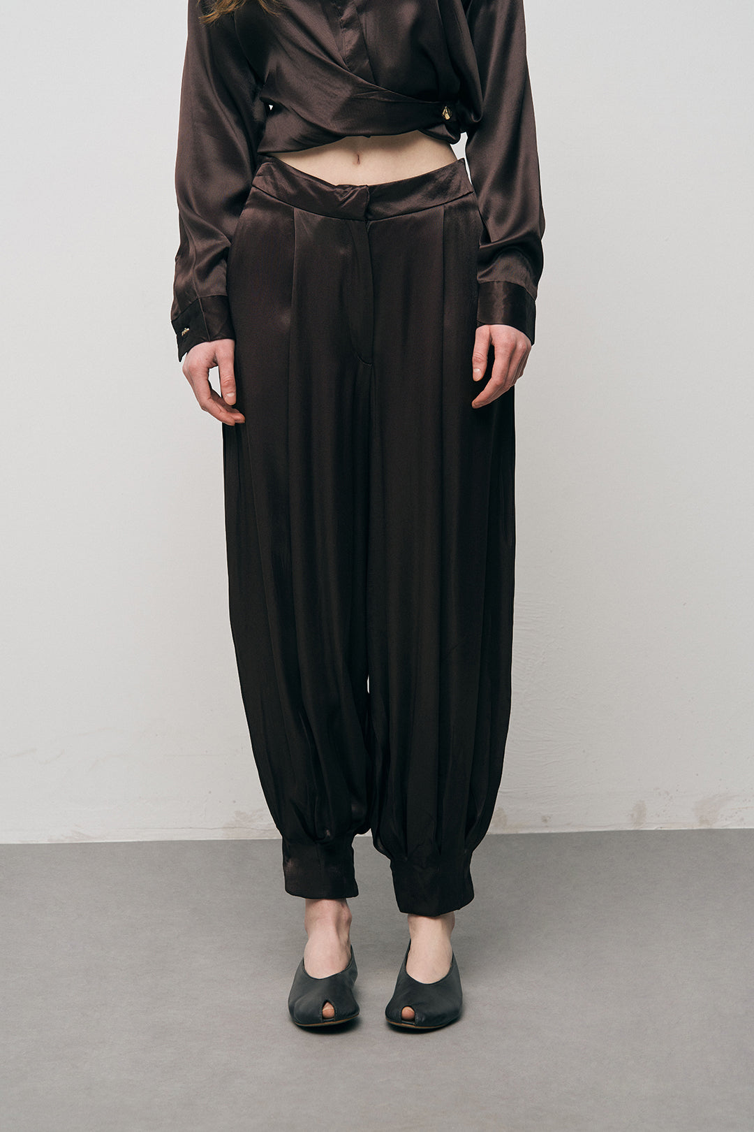 Orfeonegro Kahverengi Saten Şalvar Kesim Paçası Manşetli Pantolon