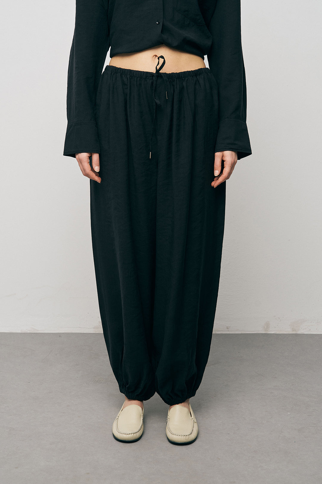 Orfeonegro Rahat Kesim Paçası Büzgülü Siyah Jogger Pantolon