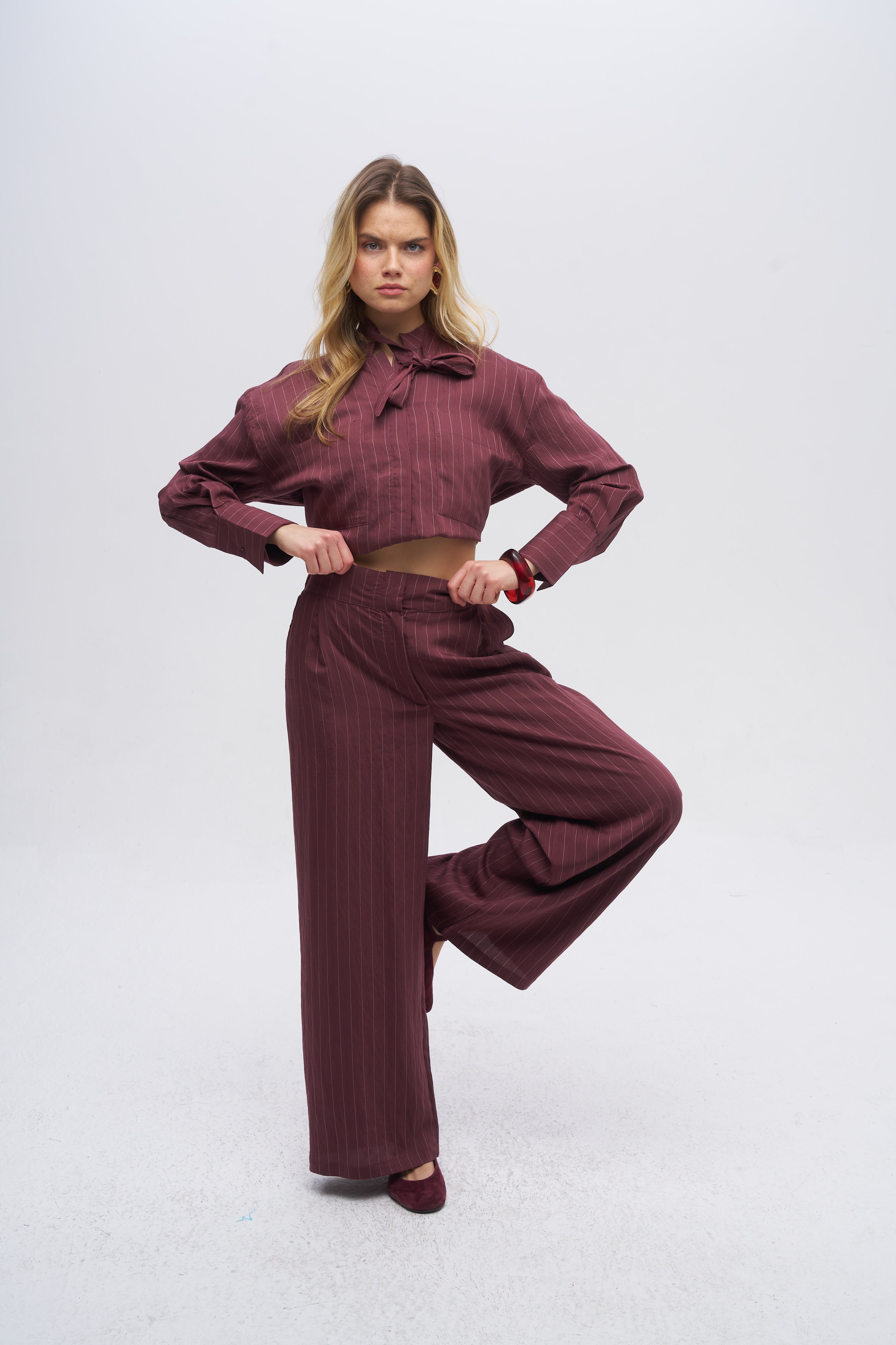 İnce Çizgi Desenli Arkası Lastikli Bol Paça Pantolon Bordo