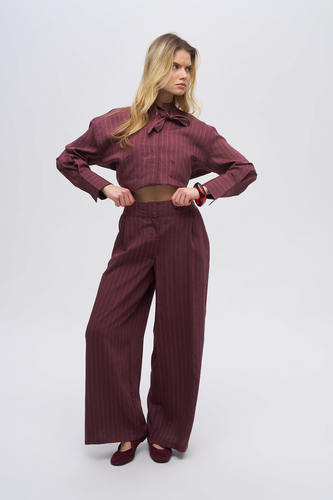 İnce Çizgi Desenli Arkası Lastikli Bol Paça Pantolon Bordo