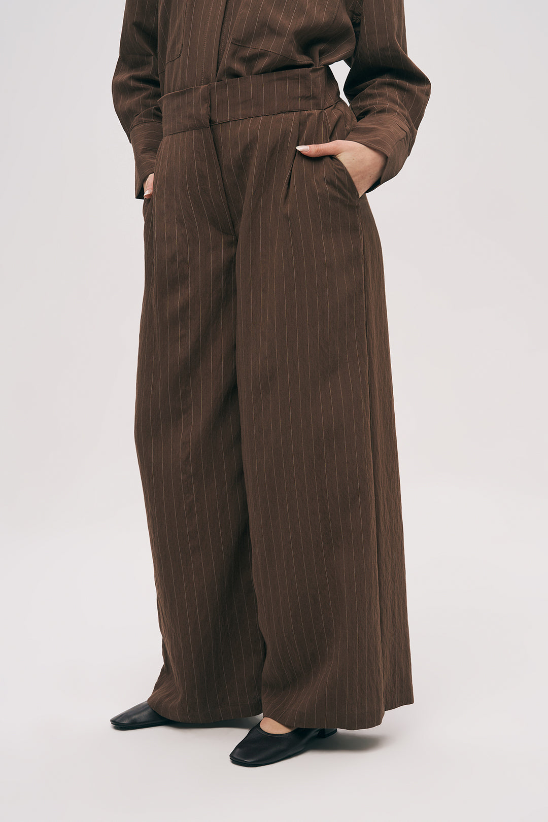 İnce Çizgi Desenli Arkası Lastikli Bol Paça Pantolon Kahve