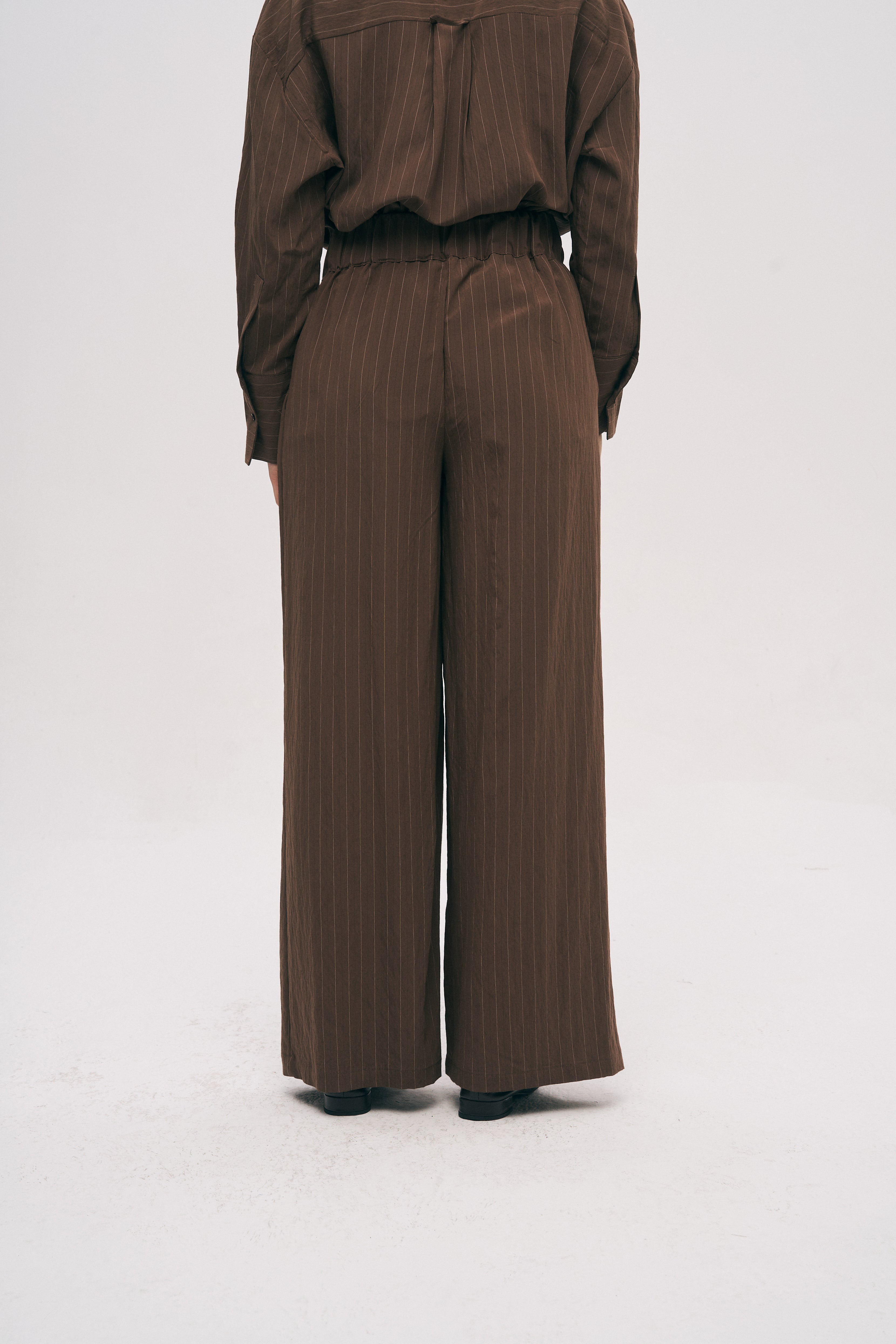 İnce Çizgi Desenli Arkası Lastikli Bol Paça Pantolon Kahve