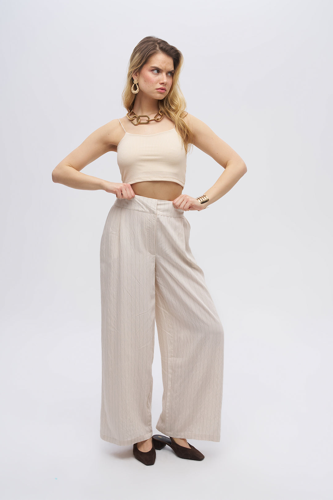 İnce Çizgi Desenli Arkası Lastikli Bol Paça Pantolon Taş Renk