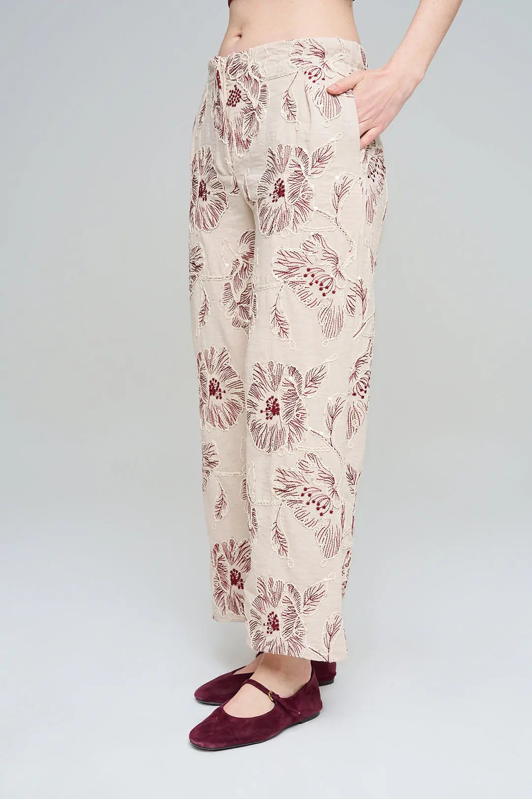 Çiçek Nakışlı ve Payet Detaylı Geniş Paça Pantolon Bordo ORFEONEGRO