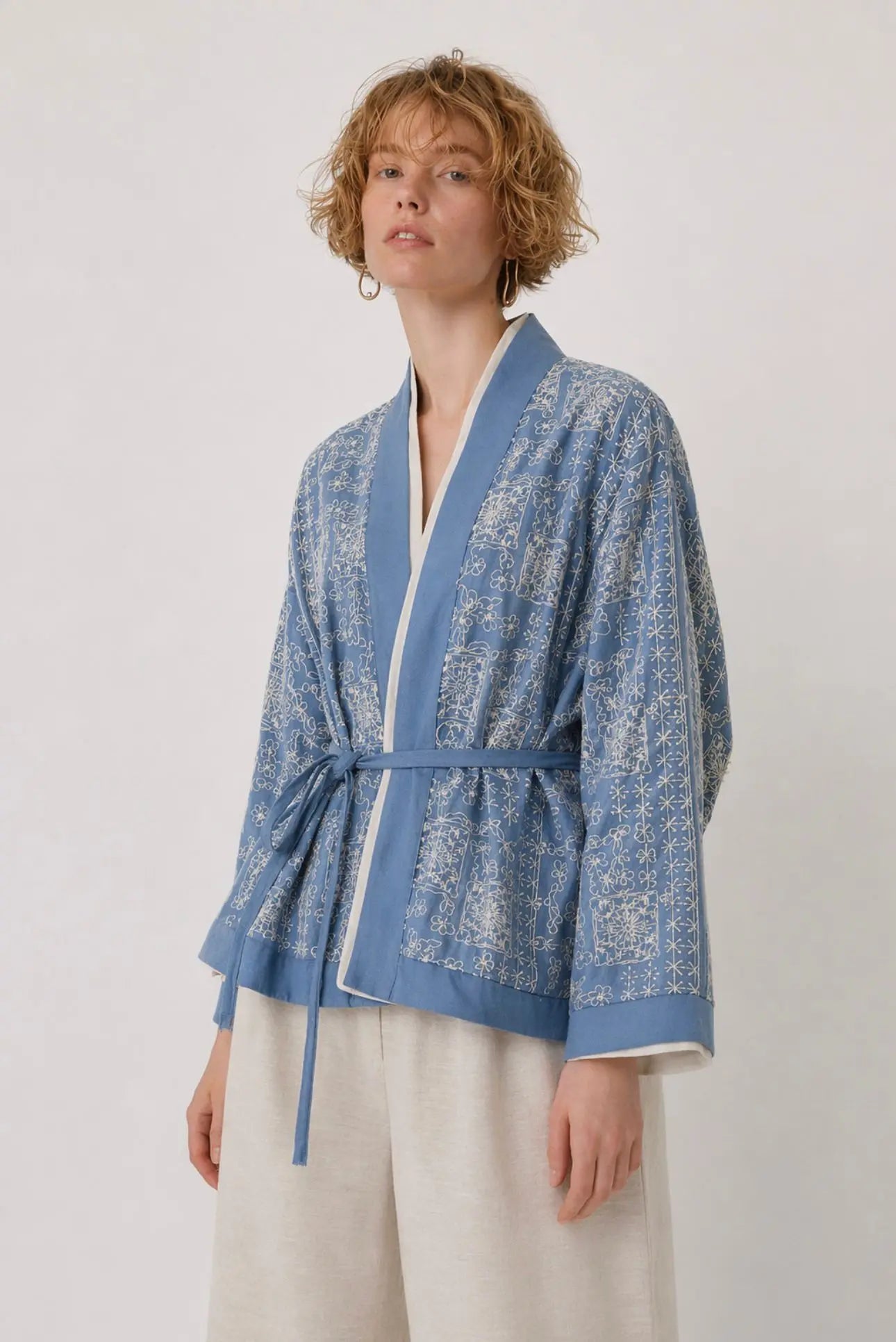 Etnik Nakışlı ve Kuşaklı Premium Kısa Kimono ORFEONEGRO