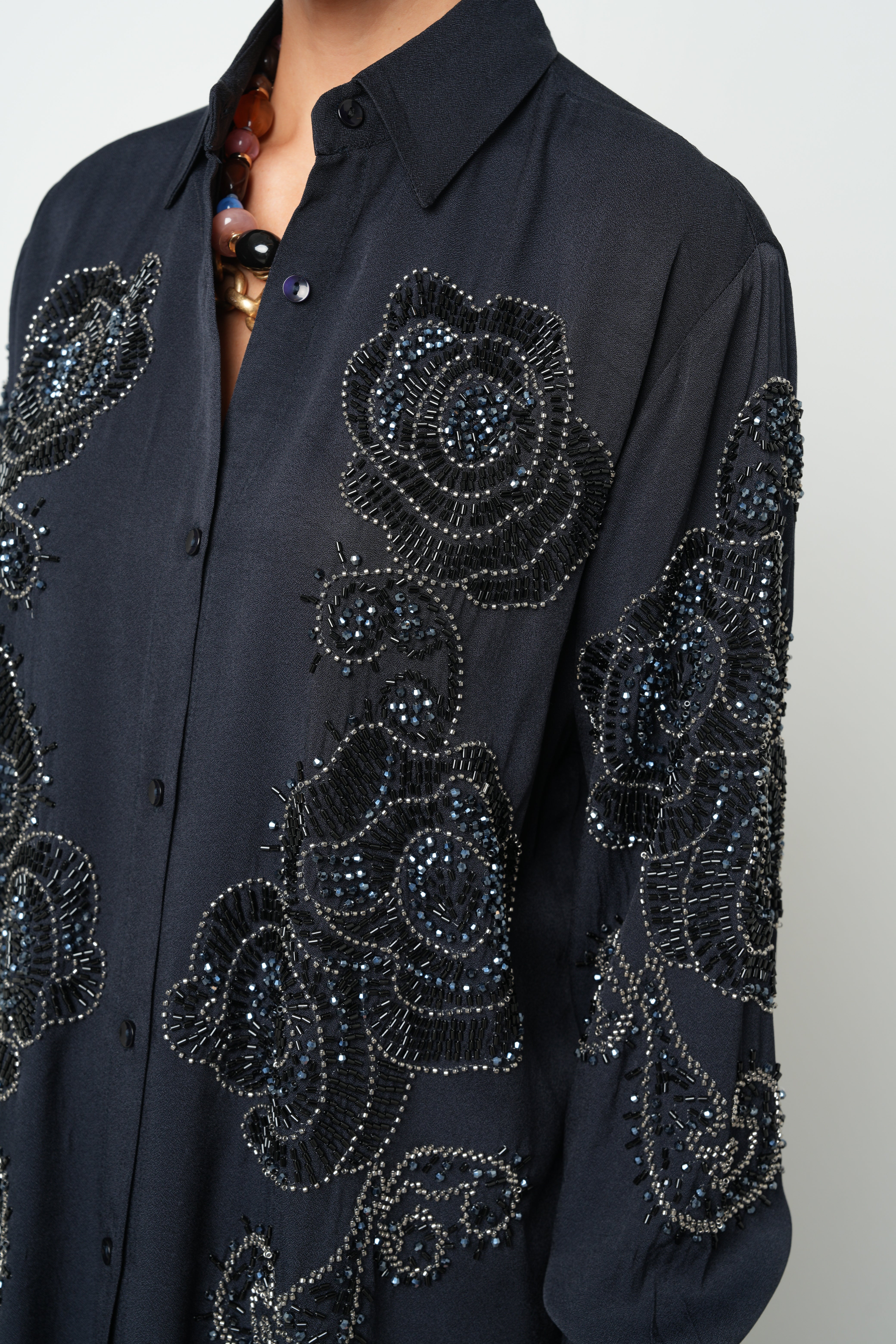 Önü boncuk detaylı oversize kesim kadın gömlek – toptan satış