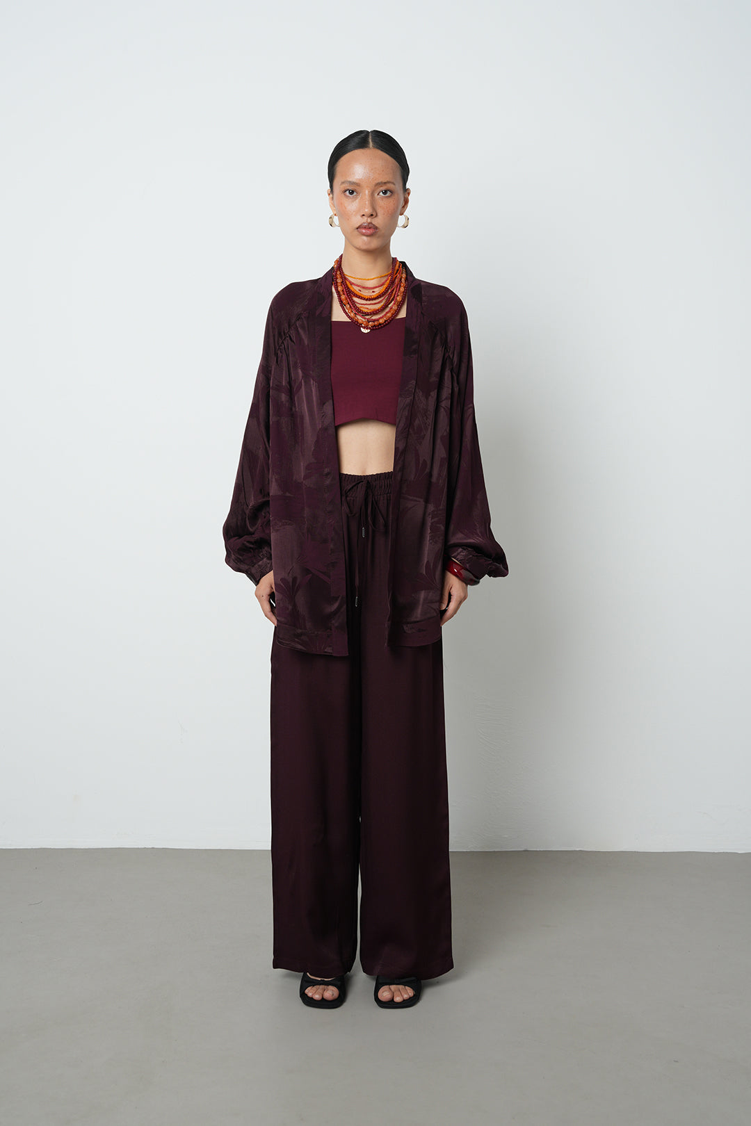 Bordo çiçek desenli oversize kesim kadın kimono – viskon kumaş