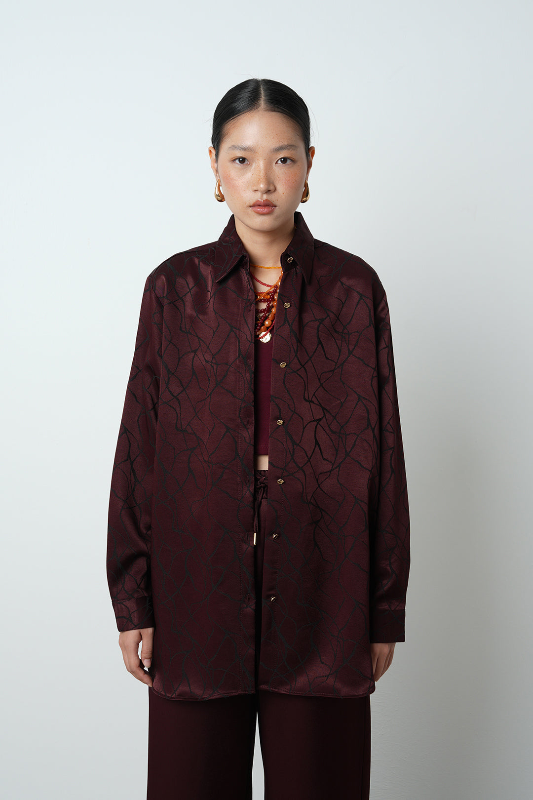 Bordo desenli parlak kumaş oversize kadın gömlek, tesettüre uygun, günlük ve şık kullanım için ideal, toptan satış ürünü