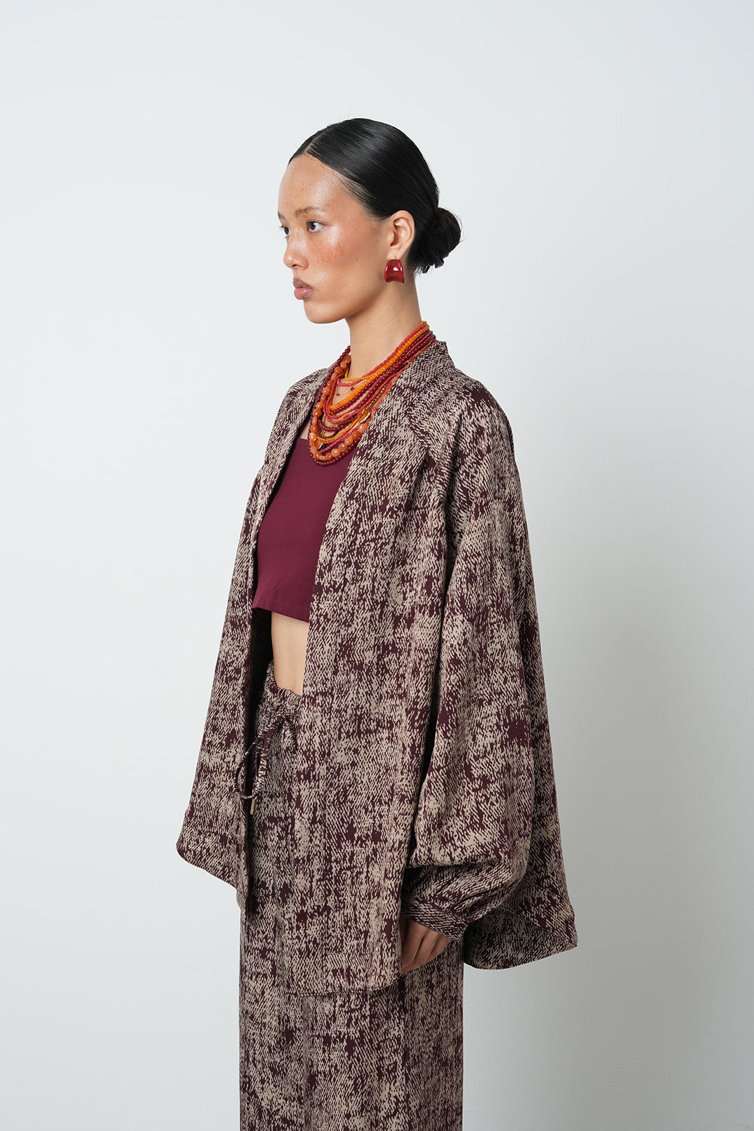 Bordo etnik desenli oversize kadın kimono – ön görünüm