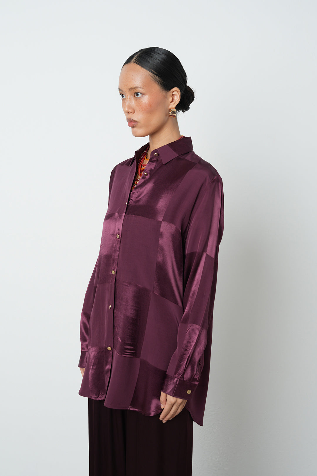 Bordo renk kare desenli oversize kadın gömlek ön görünüm