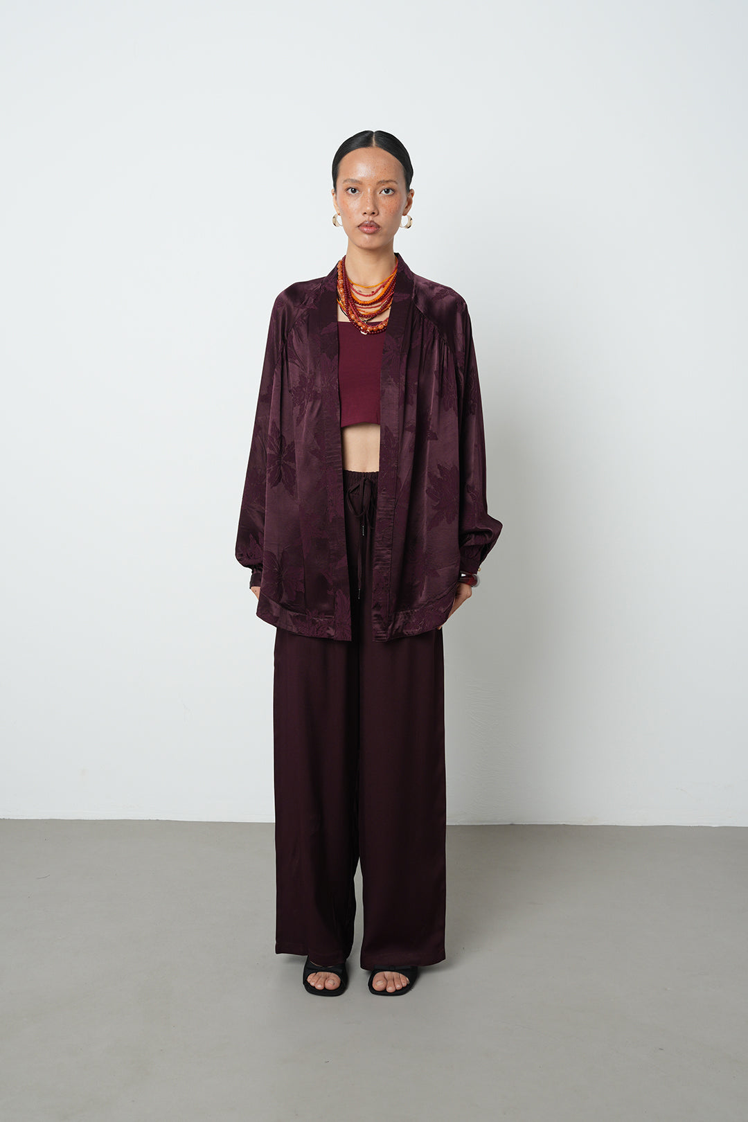 Bordo yaprak desenli oversize kadın kimono, 77 cm uzunlukta şık ve rahat tasarım