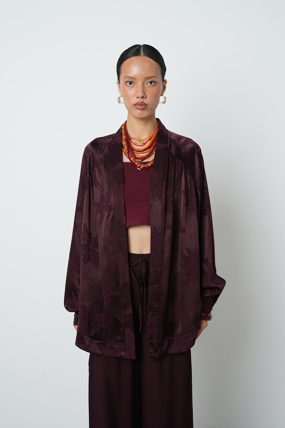 Bordo yaprak desenli oversize kadın kimono, 77 cm uzunlukta şık ve rahat tasarım