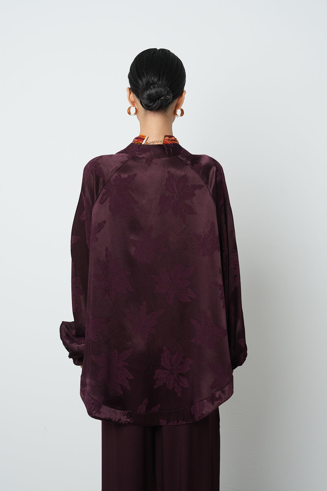 Bordo yaprak desenli oversize kadın kimono, 77 cm uzunlukta şık ve rahat tasarım