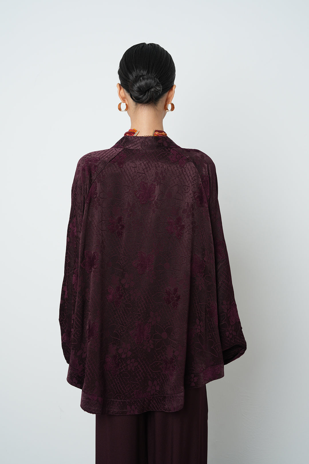 Çiçek desenli jakarlı oversize kadın kimono - dökümlü tesettür uyumlu dış giyim