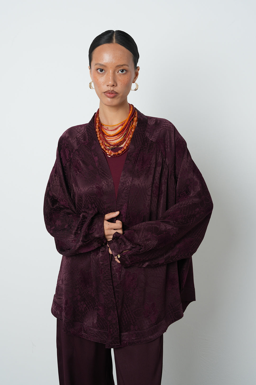 Çiçek desenli jakarlı oversize kadın kimono - dökümlü tesettür uyumlu dış giyim