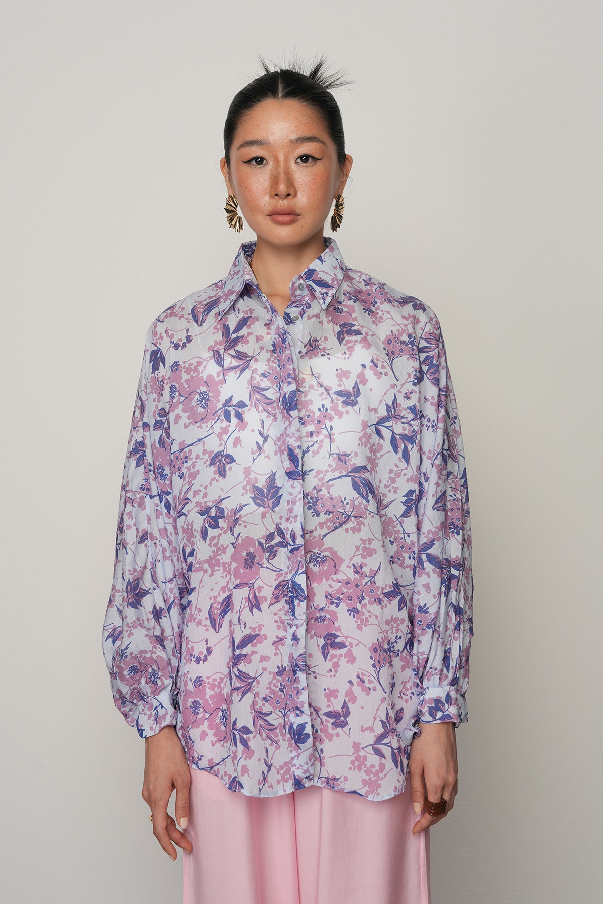 Oversize kesim, koldan bağlamalı, çiçek desenli, ince viskon kumaş gömlek. Toptan satışa uygun kadın gömlek modeli.