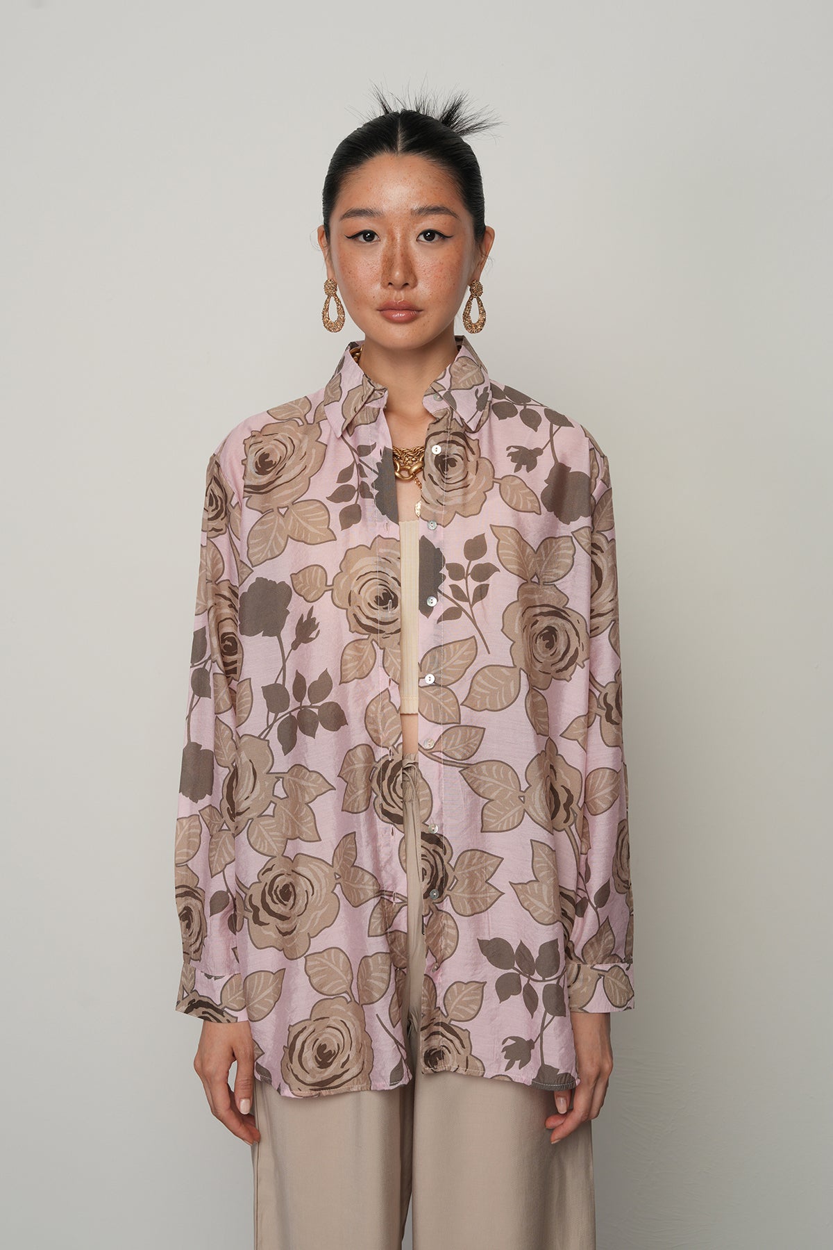 Oversize kesim, çiçek desenli, ince viskon kumaş gömlek. Toptan satışa uygun kadın gömlek modeli.