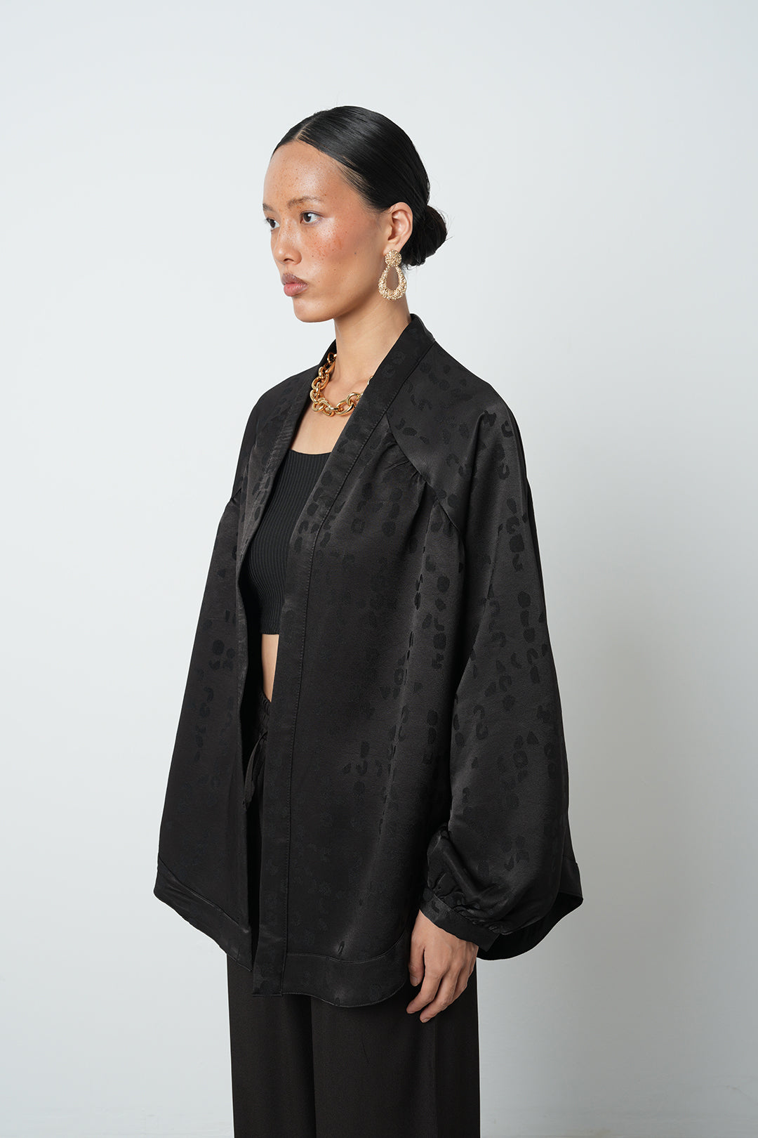 Desenli jakarlı oversize kadın kimono, dökümlü kesim, 75 cm uzunluk