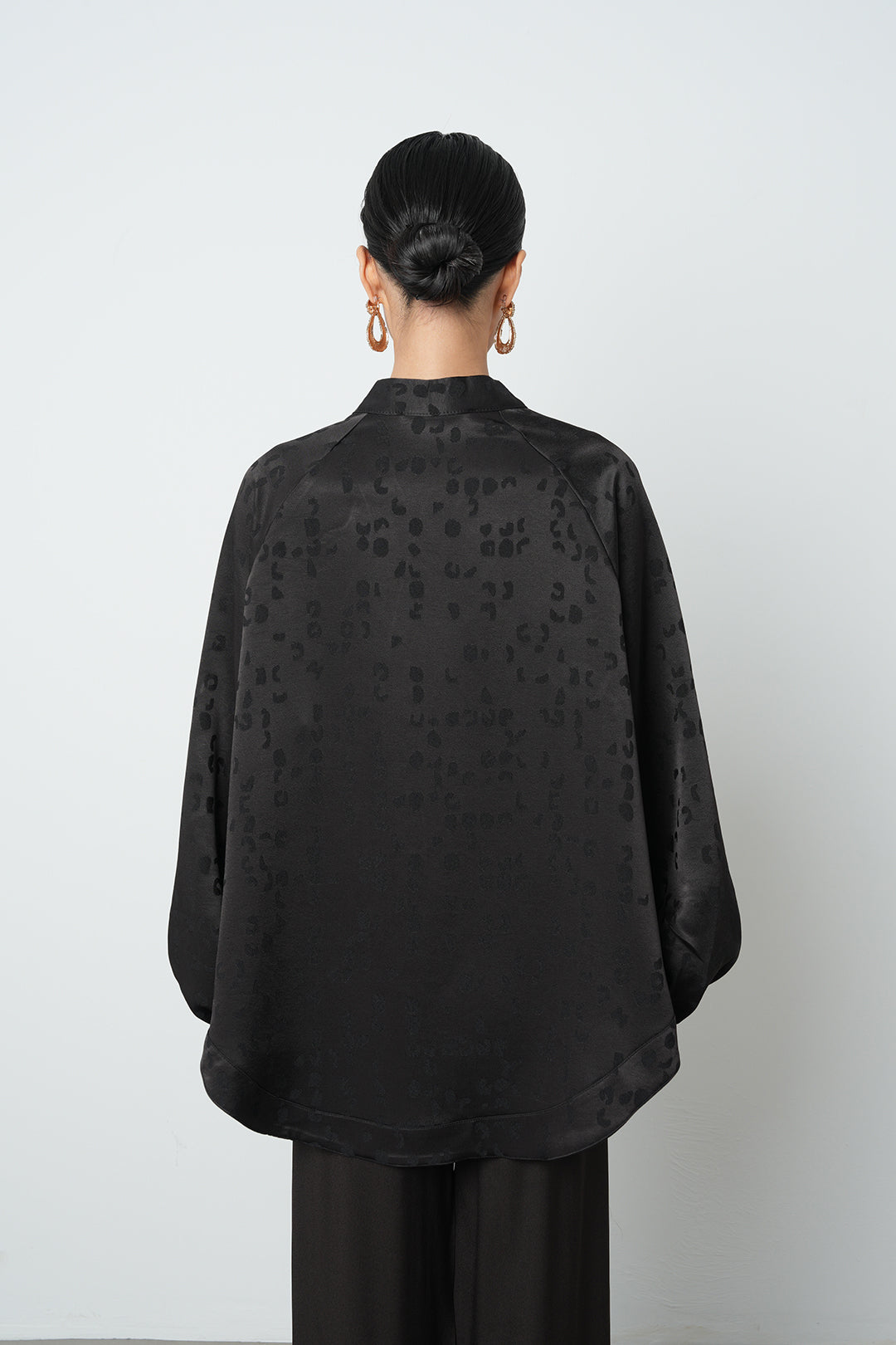 Desenli jakarlı oversize kadın kimono, dökümlü kesim, 75 cm uzunluk