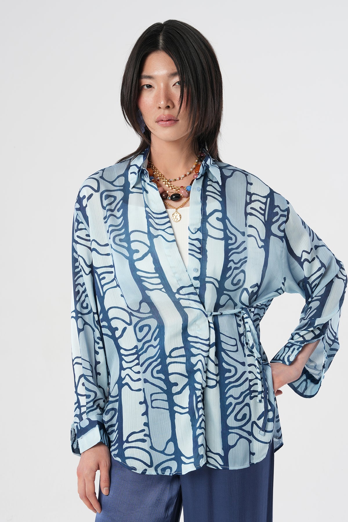 Desenli yandan bağlamalı kadın gömlek – %100 polyester, toptan satışa uygun, Türkiye üretimi