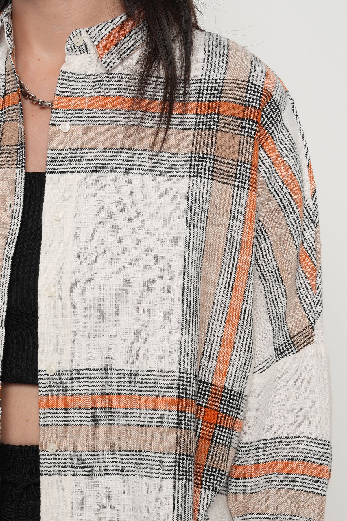 Ekose turuncu oversize kadın gömlek, toptan satış için model üzerinde ürün duruşu