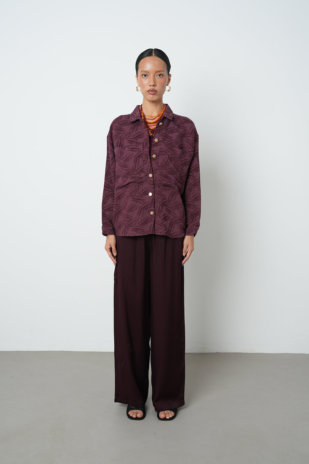 Etnik desenli, bedenli, çift cepli kadın gömlek – oversize kesim