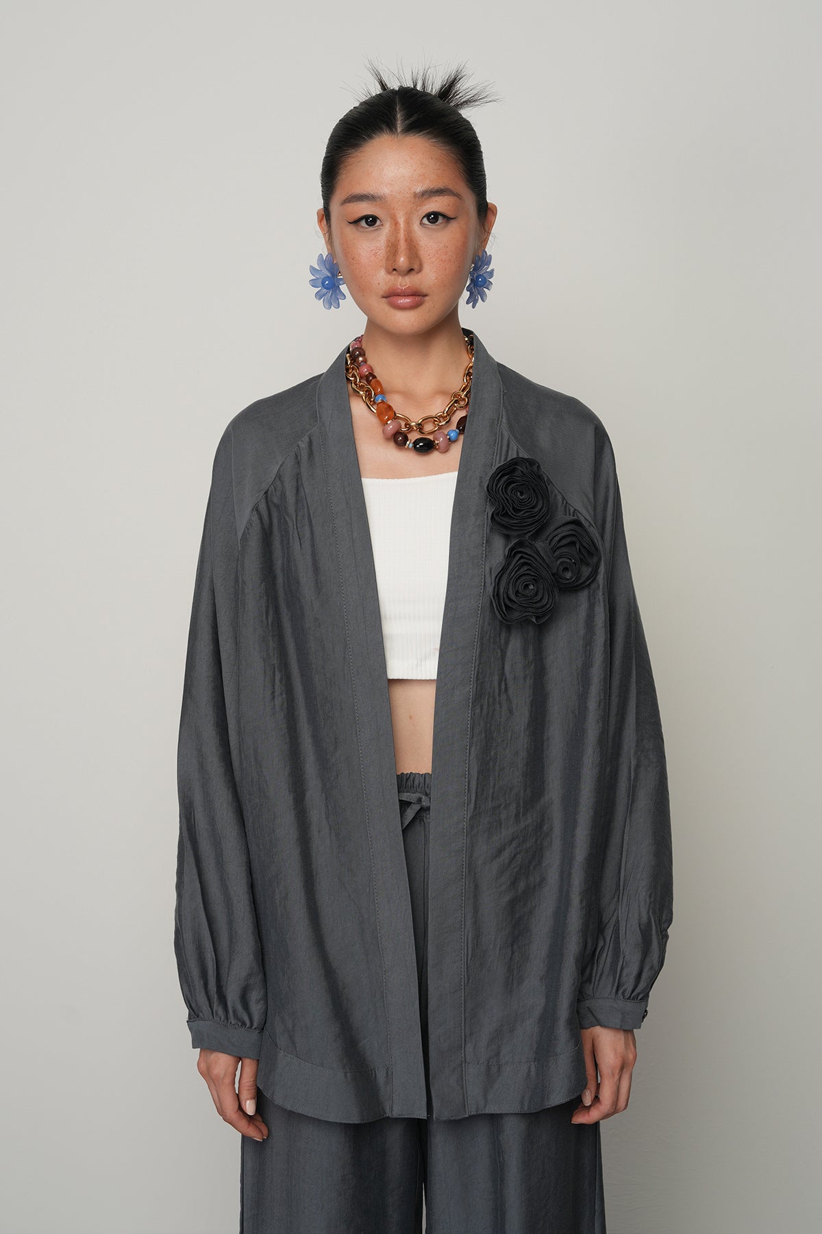 Gül detaylı düz renk oversize kadın kimono – toptan kadın giyim, günlük ve tesettür uyumlu