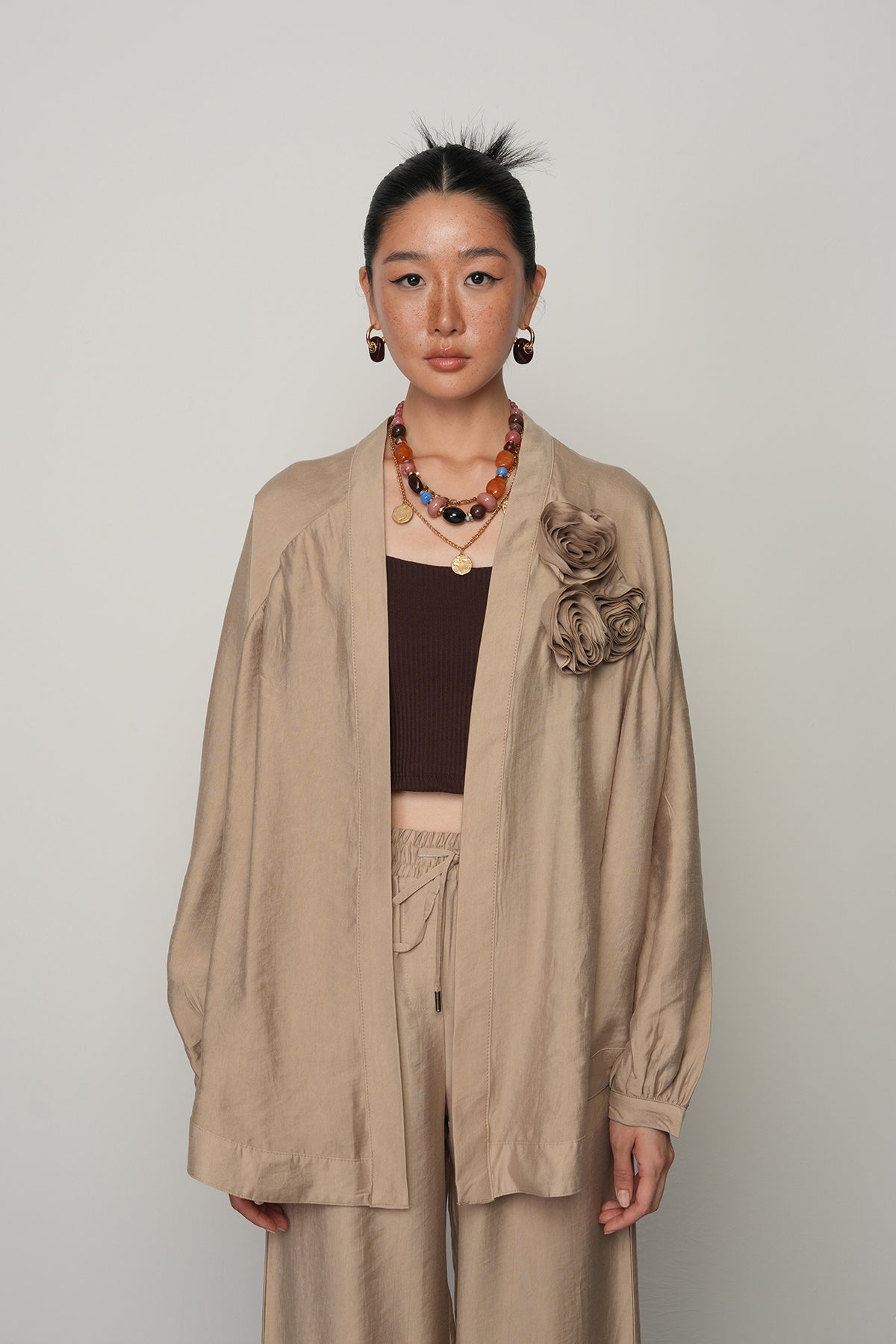 Gül detaylı düz renk oversize kadın kimono – toptan kadın giyim, günlük ve tesettür uyumlu