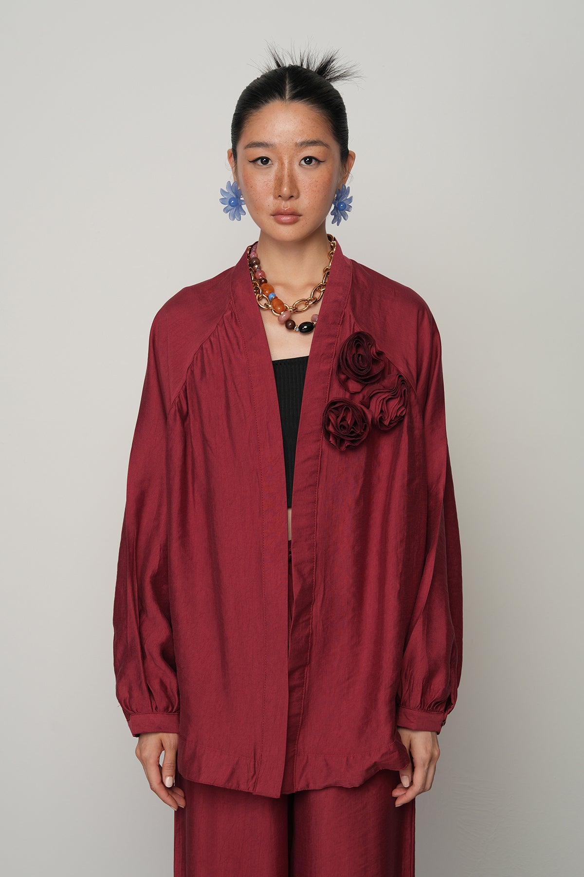 Gül detaylı düz renk oversize kadın kimono – toptan kadın giyim, günlük ve tesettür uyumlu