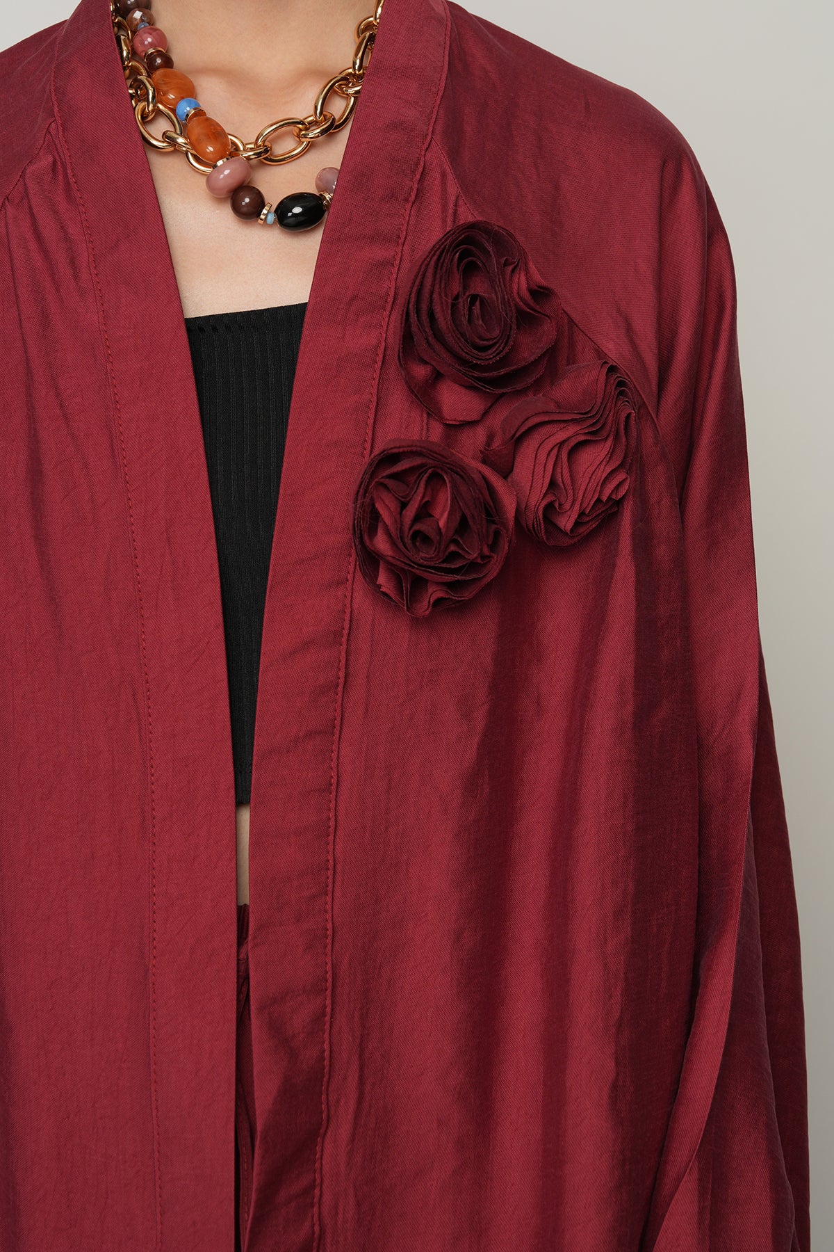 Gül detaylı düz renk oversize kadın kimono – toptan kadın giyim, günlük ve tesettür uyumlu