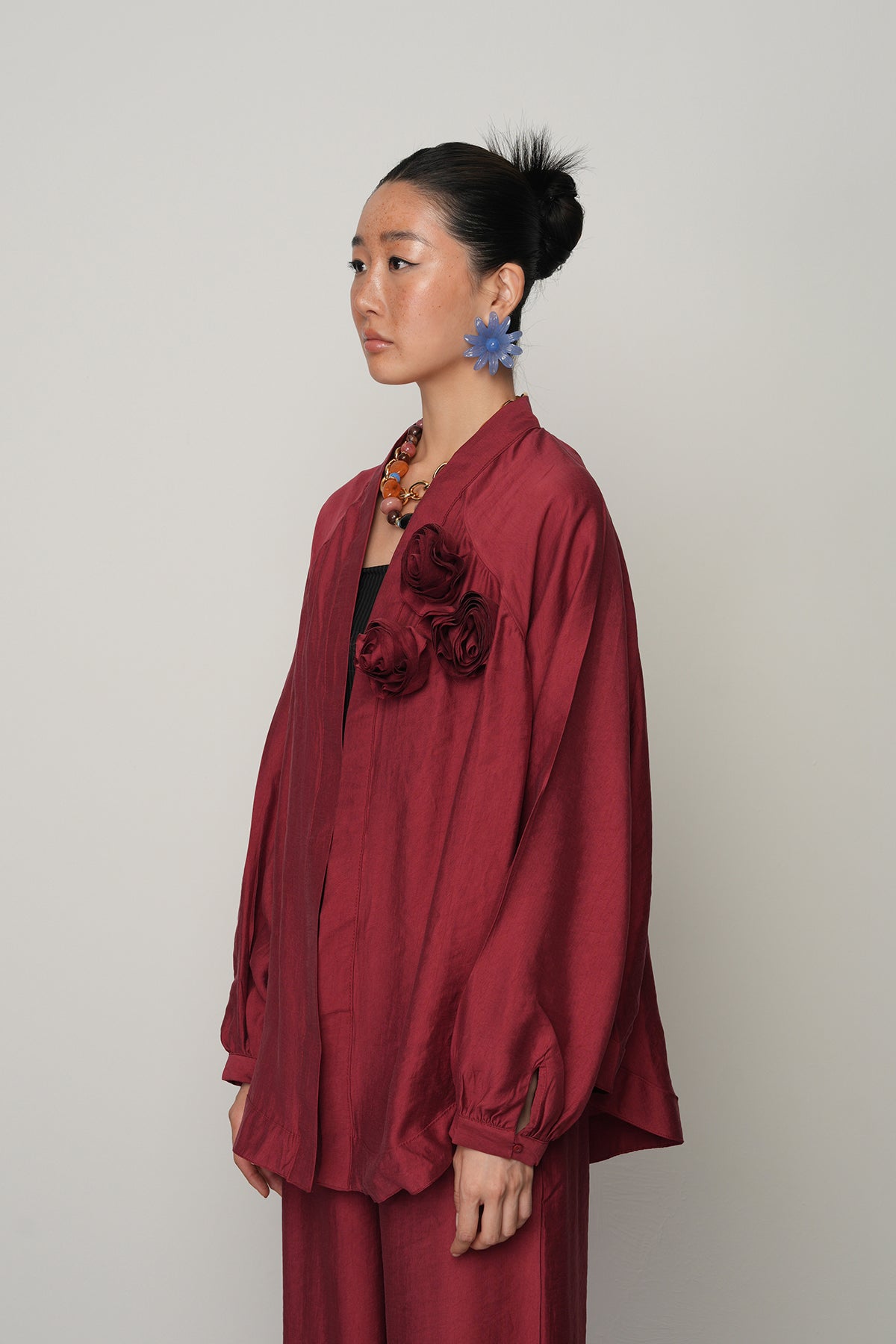 Gül detaylı düz renk oversize kadın kimono – toptan kadın giyim, günlük ve tesettür uyumlu
