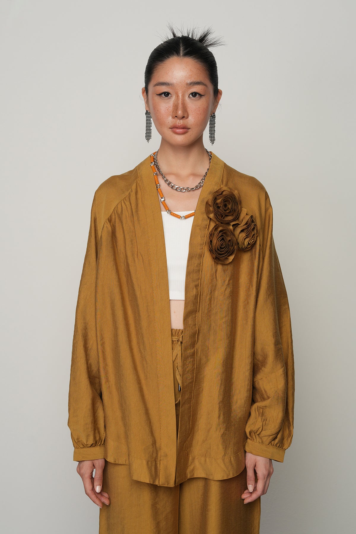 Gül detaylı düz renk oversize kadın kimono – toptan kadın giyim, günlük ve tesettür uyumlu