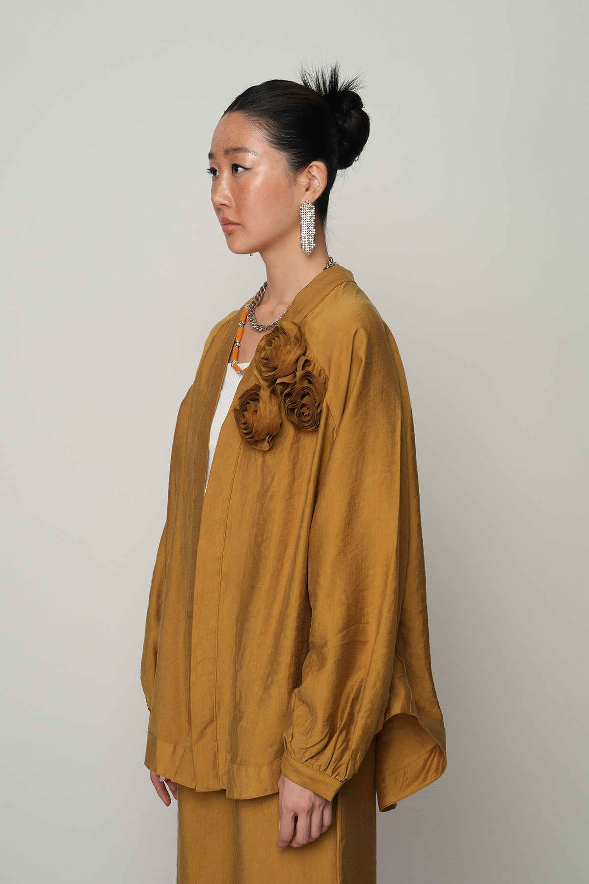 Gül detaylı düz renk oversize kadın kimono – toptan kadın giyim, günlük ve tesettür uyumlu