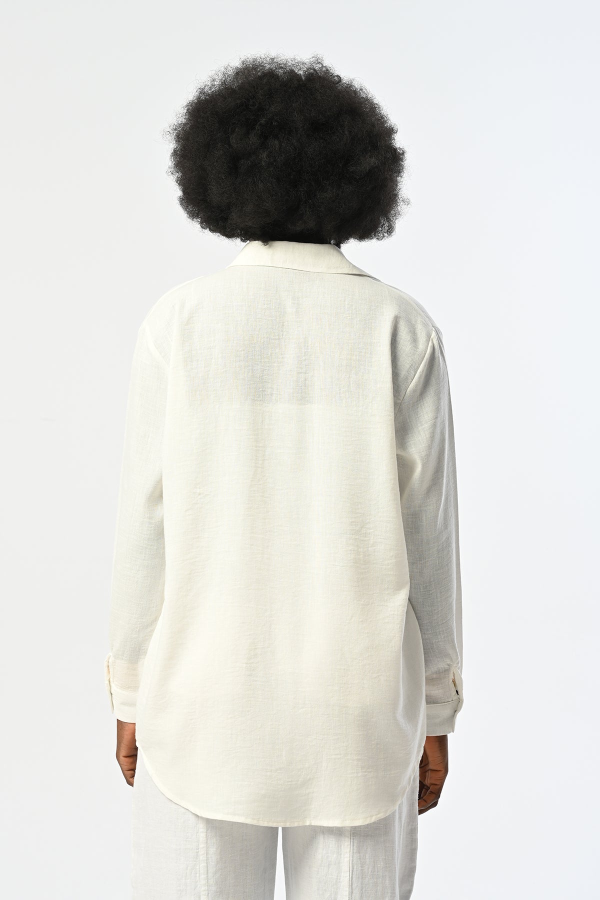 Modelin üzerinde gül nakışlı, polyester kumaşlı oversize gömlek, Türkiye üretimi, toptan satışa uygun.