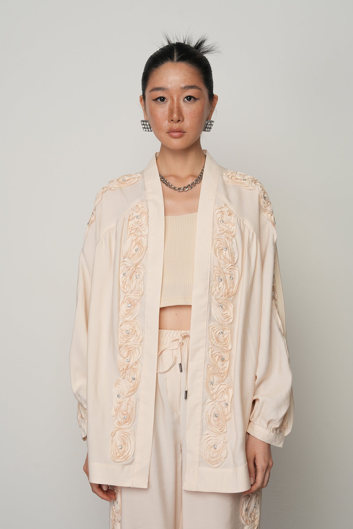 Toptan satışa uygun gül ve taş detaylı oversize kadın kimono, tesettür uyumlu şık dış giyim