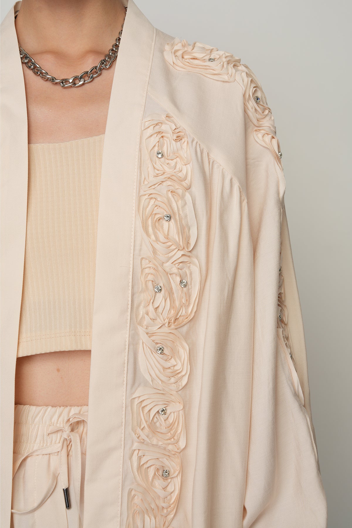 Toptan satışa uygun gül ve taş detaylı oversize kadın kimono, tesettür uyumlu şık dış giyim