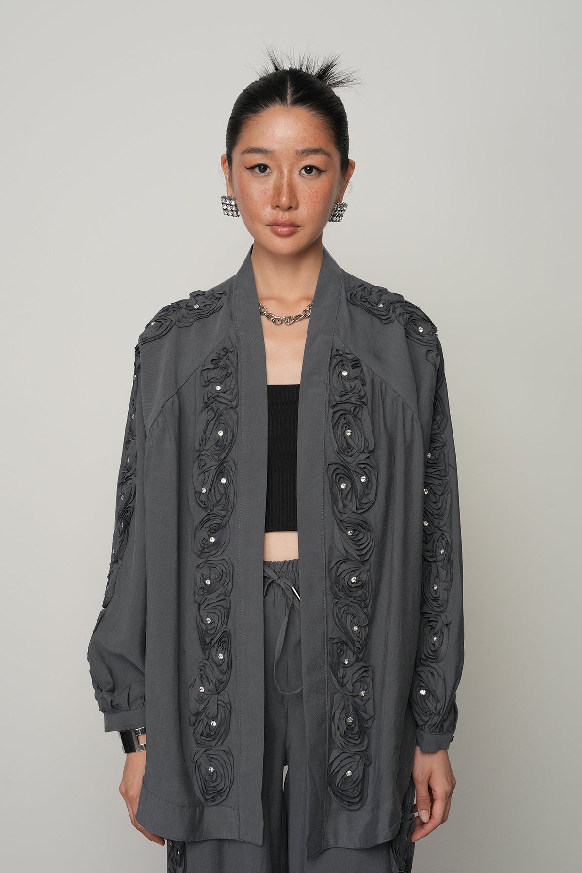 Toptan satışa uygun gül ve taş detaylı oversize kadın kimono, tesettür uyumlu şık dış giyim