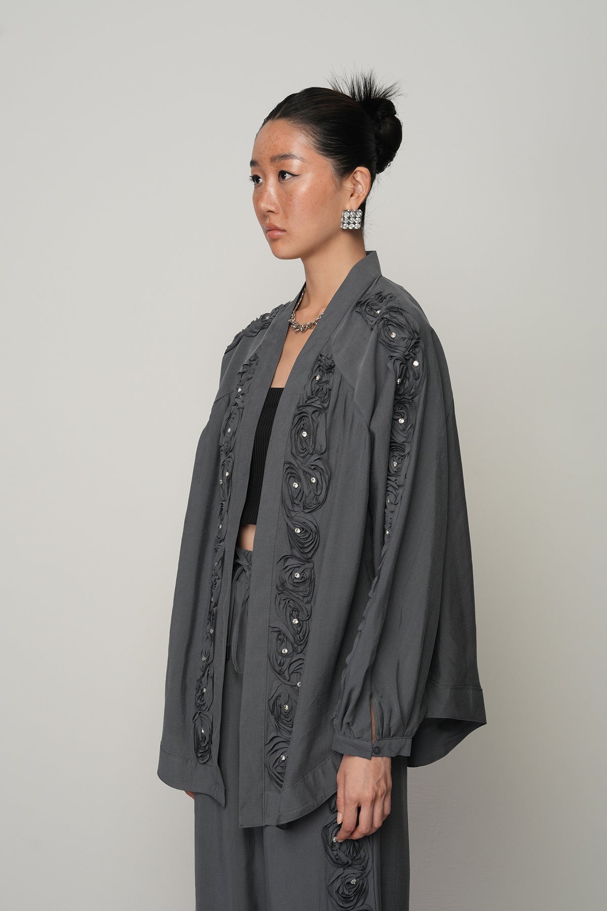 Toptan satışa uygun gül ve taş detaylı oversize kadın kimono, tesettür uyumlu şık dış giyim
