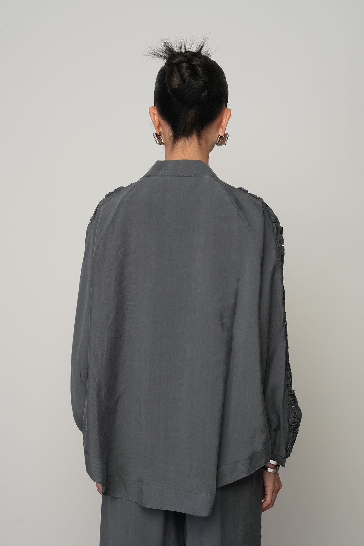 Toptan satışa uygun gül ve taş detaylı oversize kadın kimono, tesettür uyumlu şık dış giyim