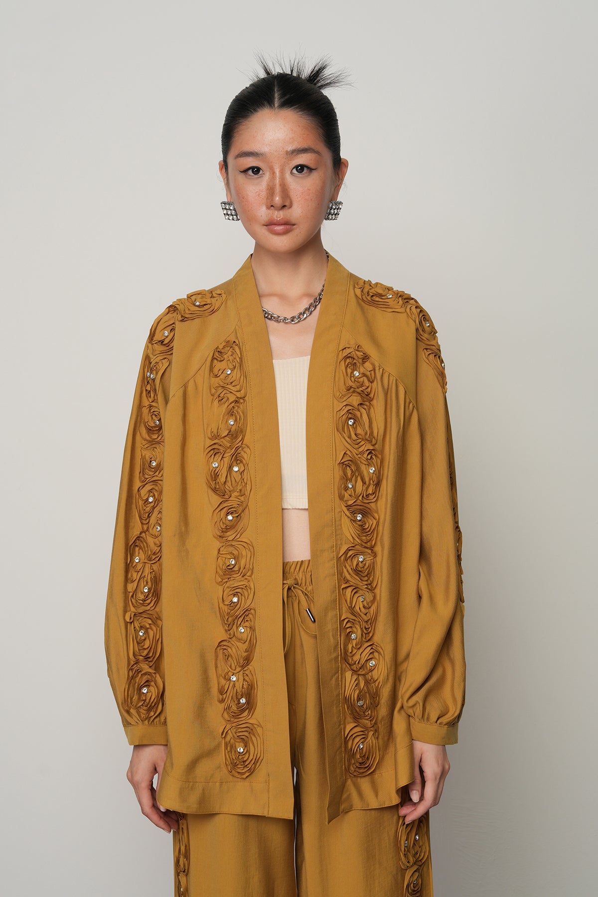 Toptan satışa uygun gül ve taş detaylı oversize kadın kimono, tesettür uyumlu şık dış giyim