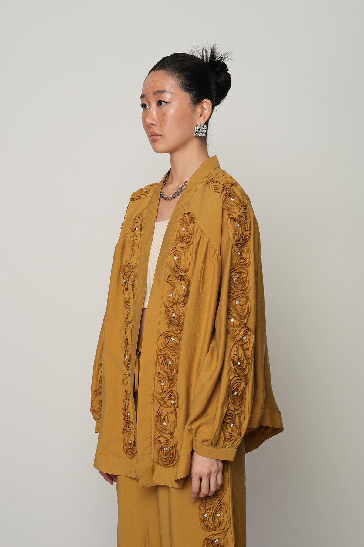 Toptan satışa uygun gül ve taş detaylı oversize kadın kimono, tesettür uyumlu şık dış giyim